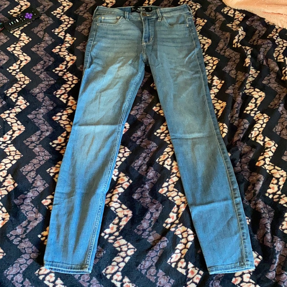 selling a high-rise supper skinny sized jeans from Hollister with no rips!